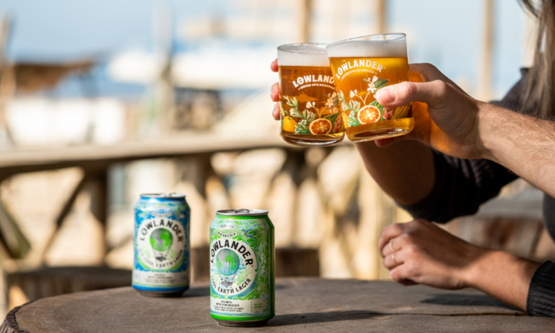 Proosten met Lowlander Cool Earth Lagers